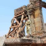 Hombre del ejército que protege el templo de Preah Vihear.