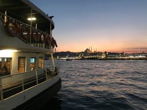 Ferry a través del Bósforo en Estambul