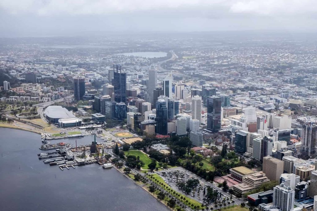 Vista elevada de la ciudad de Perth en el lado del distrito de negocios visto desde un paseo en helicóptero