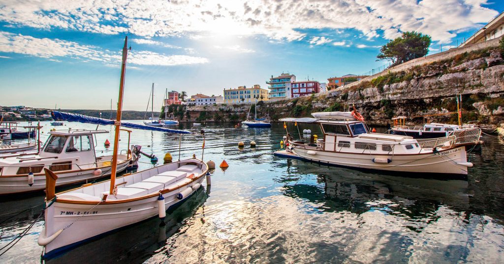 Cómo preparar tu viaje a Menorca y ahorrar dinero