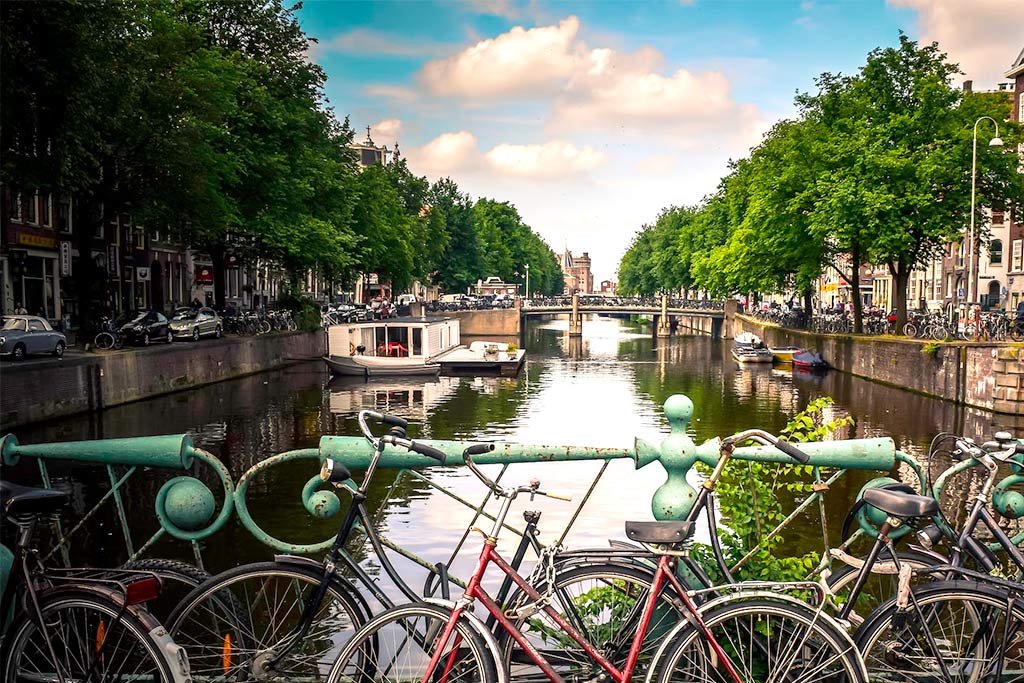 ver toda la ciudad de Ámsterdam es en barco